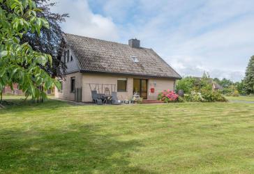 Reserviert! Freistehendes Familiendomizil mit großzügigem Grundstück in Hüll!