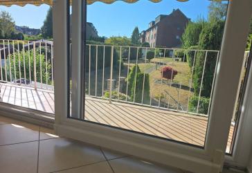 Helles und großzügges Wohn-Esszimmer mit grünem Blick
