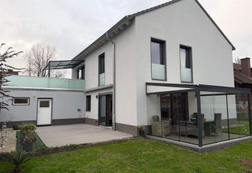 Modernes Zweifamilienhaus mit einem Wintergarten, einer großen Dachterrasse und einer Doppelgarage!