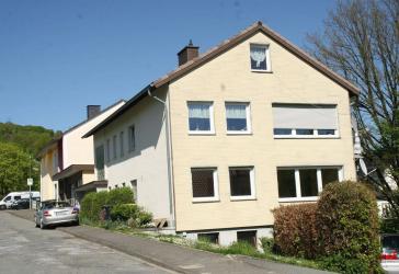 2 1/2 Familienhaus in Bev.-Dalhausen, 237 qm Wohnfläche, 2 Südbalkone und 2 Garagen, neue Heizung u. 3fach-Isoglas-Fenster, Parkettboden: 179.900€ VB
