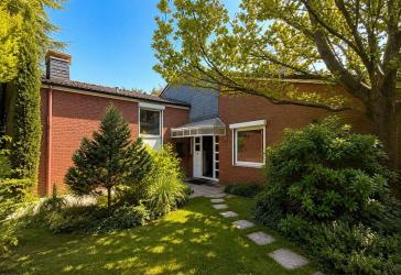 Besonderes Einfamilienhaus in Cuxhaven mit Doppelgarage auf idyllischem, ruhigem Süd-Grundstück