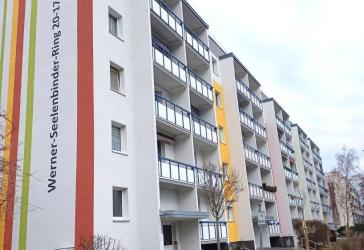 Frisch renoviert der Farbeimer ist schon ausgezogen.