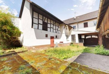 Renovierungsbedürftiges Einfamilienhaus mit Garten und Doppelgarage
