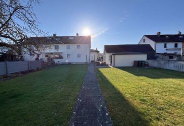 :: Doppelhaushälfte in schöner Wohnlage mit Garage und großem Garten (H 556-1-A)::