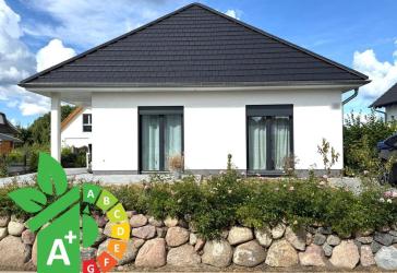 Exquisiter Walmdachbungalow am Kliff der Ostseeküste in Glowe (Rügen) auf ca. 367 m² Eigengrundstück