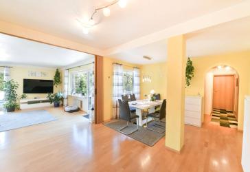 Wohnen mit Weitblick: Großzügige renovierte 4,5-Zimmer-Terrassenwohnung in Haueneberstein