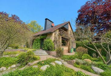 Repräsentatives Architektenhaus auf parkähnlichem Grundstück mit Teich in Sackgassenlage