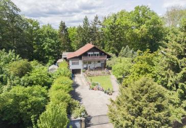 ** Rohdiamant in einzigartiger Naturlage - Zweifamilienhaus mit Einliegerwohnung auf ca. 1.191 m² Grundstück im Außenbereich von Ulm-Wiblingen **