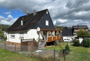 Einfamilienhaus mit gr. überdachtem Balkon, Garage und schönem Garten in toller und ruhiger Wohnlage von Ewersbach