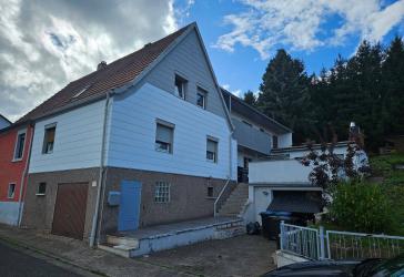 Charmante Doppelhaushälfte mit großem Garten und vielseitigen Nutzungsmöglichkeiten