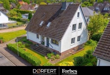 Viel Platz, viele Möglichkeiten - Gepflegtes Zweifamilienhaus mit großem Garten & Garage