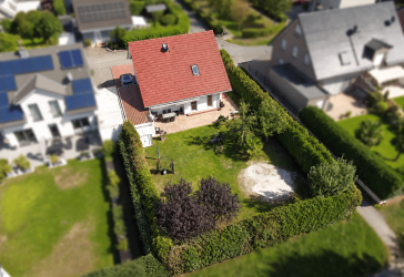 FREIHSTEHENDES EINFAMILIENHAUS MIT GARTENIDYLLE