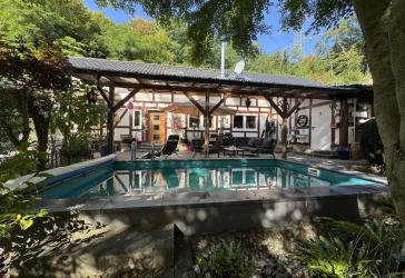 ca. 190 m², zwei Wohneinheiten, Pool & Sauna in besonderer Naturlage