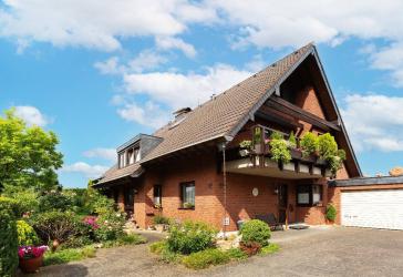 NEU: Einfamilienhaus mit Einliegerwohnung und Doppelgarage auf traumhaftem Grundstück