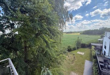 Schöne helle Dachgeschosswohnung mit Panorama Fenster & Panorama Balkon mit Blick ins Grüne
