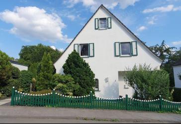 Freistehendes Einfamilienhaus mit Einliegerwohnung, Pool und großem Garten in Remscheid Süd