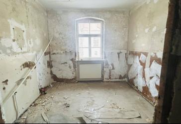 Alte Grundschule am Marktplatz - sanierungsbedürftiges Mehrfamilienhaus in Liebenwalde