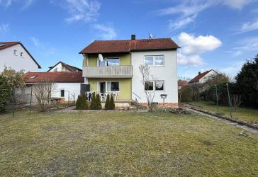 Vielseitig nutzbares Zweifamilienhaus auf großzügigem Grundstück - ruhige Lage in Sachsen