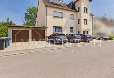 Unterfelsberg: Freistehendes Dreifamilienhaus mit 2 Garagen