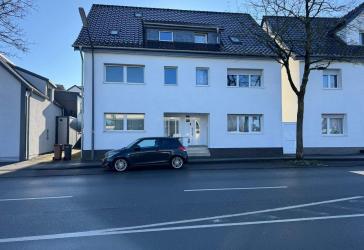 Für Menschen mit Benzin im Blut: Gepflegte Doppelhaushälfte mit besonderer Garage