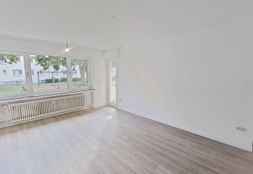 Viel Raum zum Leben: Gepflegte 4-Zimmer-Wohnung mit Balkon, Einbauschränken & 2 Bädern