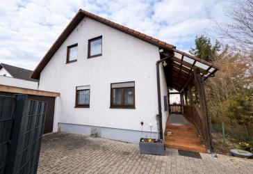 Vermietetes Zweifamilienhaus in Schwandorf am Weinberg