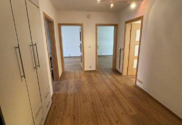Sehr schöne helle 3 Zimmer Wohnung mit EBK und Balkon