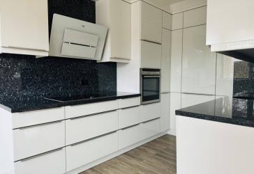 Bezugsfreie, helle 3 Zimmer Wohnung mit großer Dachterrasse, Stellplatz & Nähe S-Bahn