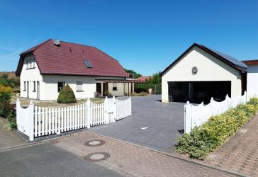 Großzügiges Ein- bis Zweifamilienhaus mit Wintergarten, Garage & PV-Anlage in Erfurt Töttleben