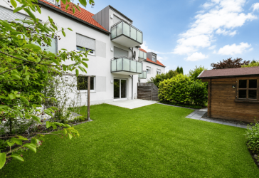 Schicke, moderne 3 Zi.-EG-Wohnung mit Terrasse u. herrl. Garten, 2 TG + 2 Stpl., Hallbergmoos (S8)
