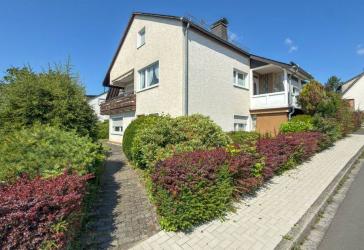 Einfamilienhaus mit Einliegerwohnung, Garage und Balkon in einem ruhigen Wohngebiet