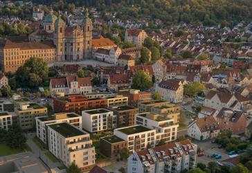 Attraktive 3-Zimmer-Wohnung mit ca. 91 m² samt Badewanne, Dusche und Gäste-WC, Garten und Terrasse