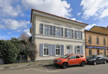 Denkmalgeschützte Villa in direkter Lage zum Rhein mit parkähnlichem Grundstück