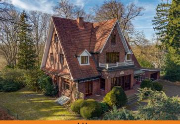 Herrschaftliche Rotklinker-Villa auf einzigartigem Grundstück direkt am Alsterlauf