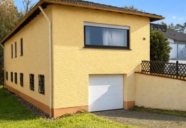 Geräumiges Familienhaus mit Potenzial zur Renovierung in begehrter Waldrandlage zu verkaufen