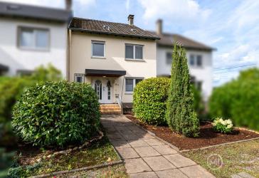 MANNELLA *Wo aus Ideen Zuhause wird* Reihenmittelhaus mit Garten und Garage.