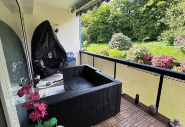 Moderne 4-ZKB mit Balkon ins grüne