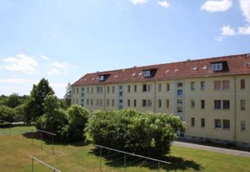 Gut geschnittene 3-Raum-Wohnung mit Einbauküche in gepflegtem Mehrfamilienhaus