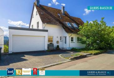 Gusterath: Freistehendes Einfamilienhaus mit Einliegerwohnung, zwei Garagen und Blick ins Grüne