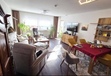 Helle 2,5-Zimmer-Wohnung mit großzügigem Balkon und schönem Weitblick! Umbau zu einer 3-Zi. möglich!