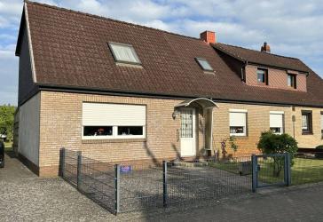 Doppelhaushälfte mit großem Grundstück in DEL-Bungerhof