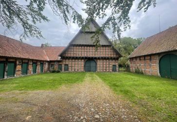 85 ha Fachwerkhof / Gutshof mit Eigenjagd