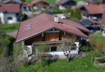 Großes Ein- bzw. Zweifamilienwohnhaus mit Doppelgarage