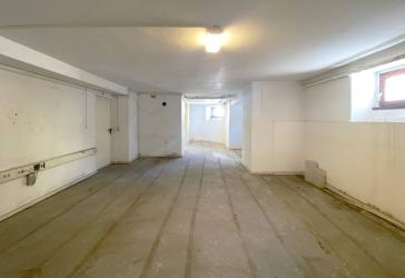 Vielseitig nutzbare Gewerbeeinheit im Souterrain - ideal als Büro- oder Praxisräume