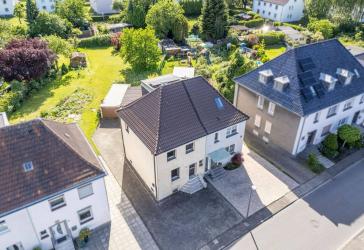 Projekt Traumhaus: Doppelhaushälfte auf ca. 566 m² Grundstück sucht kreative Modernisierer!