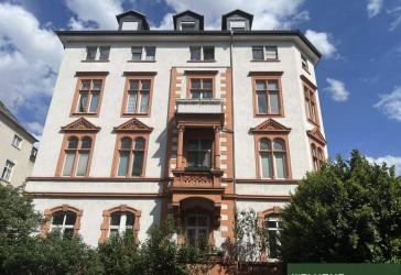 Top-Lage: Attraktive Mezzanine-Wohnung mit Einbauküche & Balkon