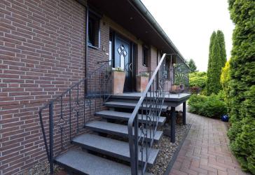 Modernisierter Wohlfühl-Bungalow mit Traumgarten, Pool und PV-Anlage