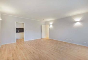Helle und sanierte 2-Zimmer Souterrain-Wohnung mit großer Terrasse