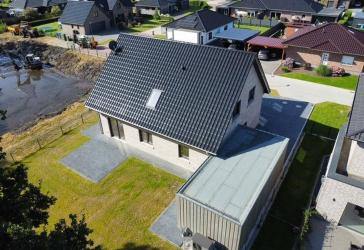 Hochwertige Oberwohnung mit kleiner Terrasse, moderner Küche, Wärmepumpe, Photovoltaik