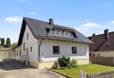 Zweifamilienhaus in Pfaffenhofen a.d. Ilm: Sofort bezugsfrei u. mit potenziellem Bauplatz im Garten